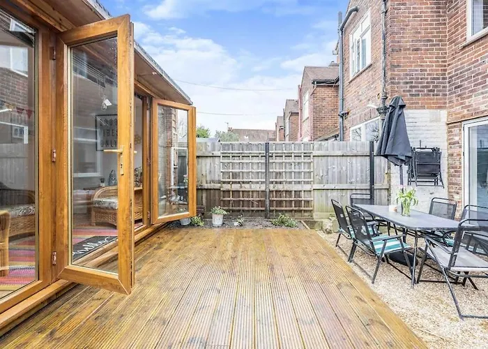 Beautiful 4 Bedroom House By The River