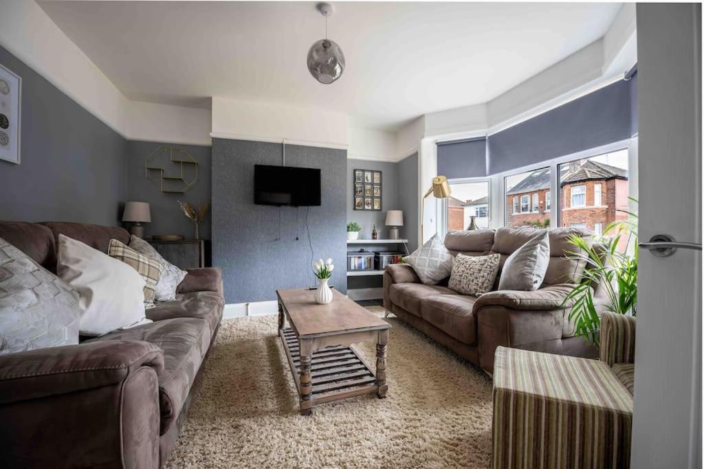 Beautiful 4 Bedroom House By The River Southampton